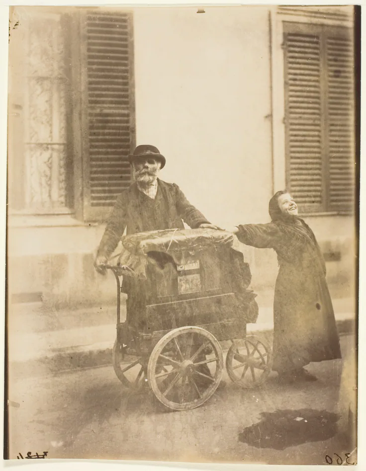 Joueur d'orgue (Organ Player): gelatin silver printing out print by Jean-Eugène-Auguste Atget, 1898/99.